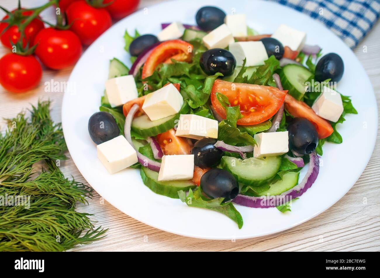 Salade grecque aux tomates, concombres et feta aux olives sur la table Banque D'Images
