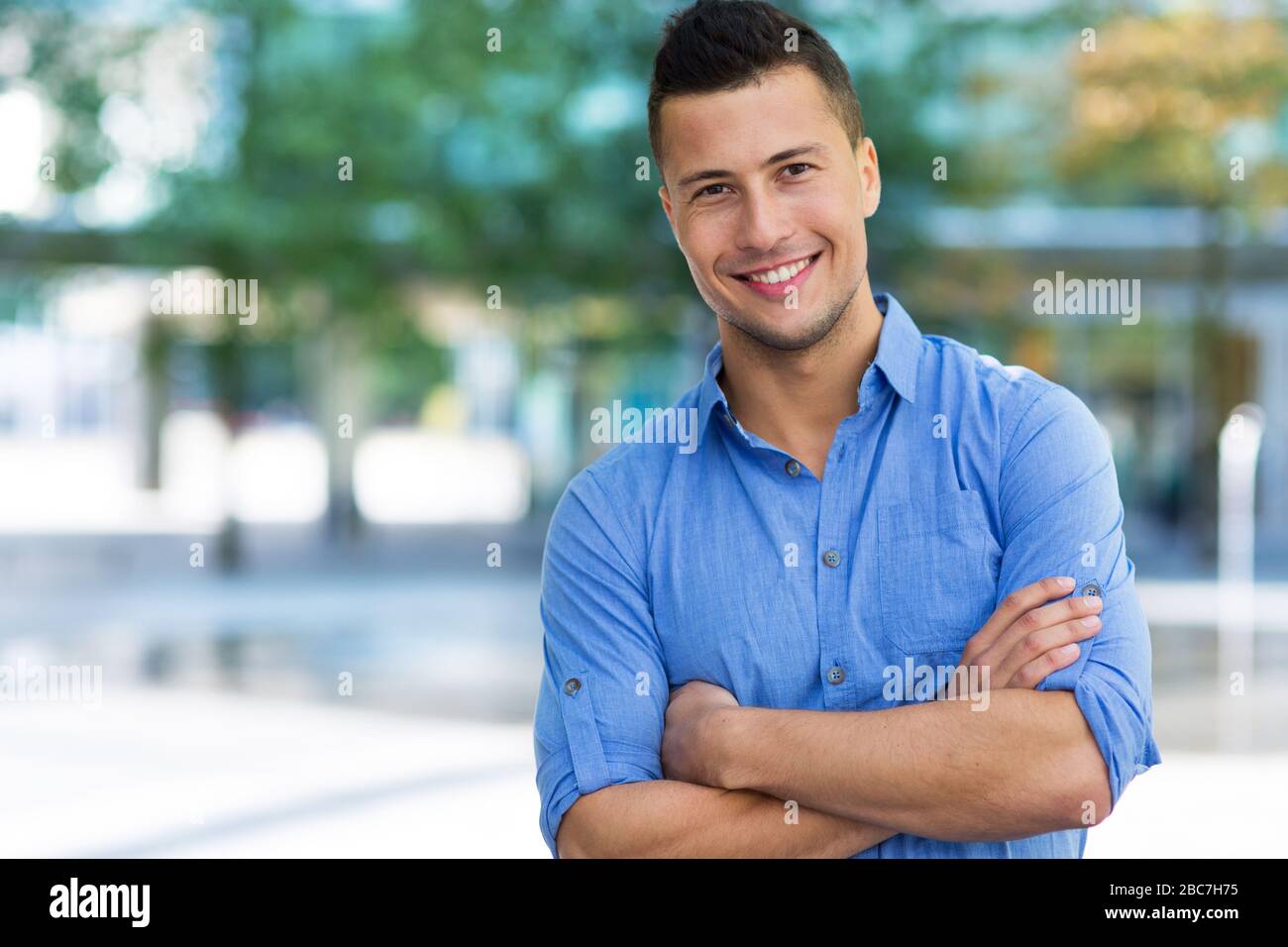 Young man smiling outdoors Banque D'Images