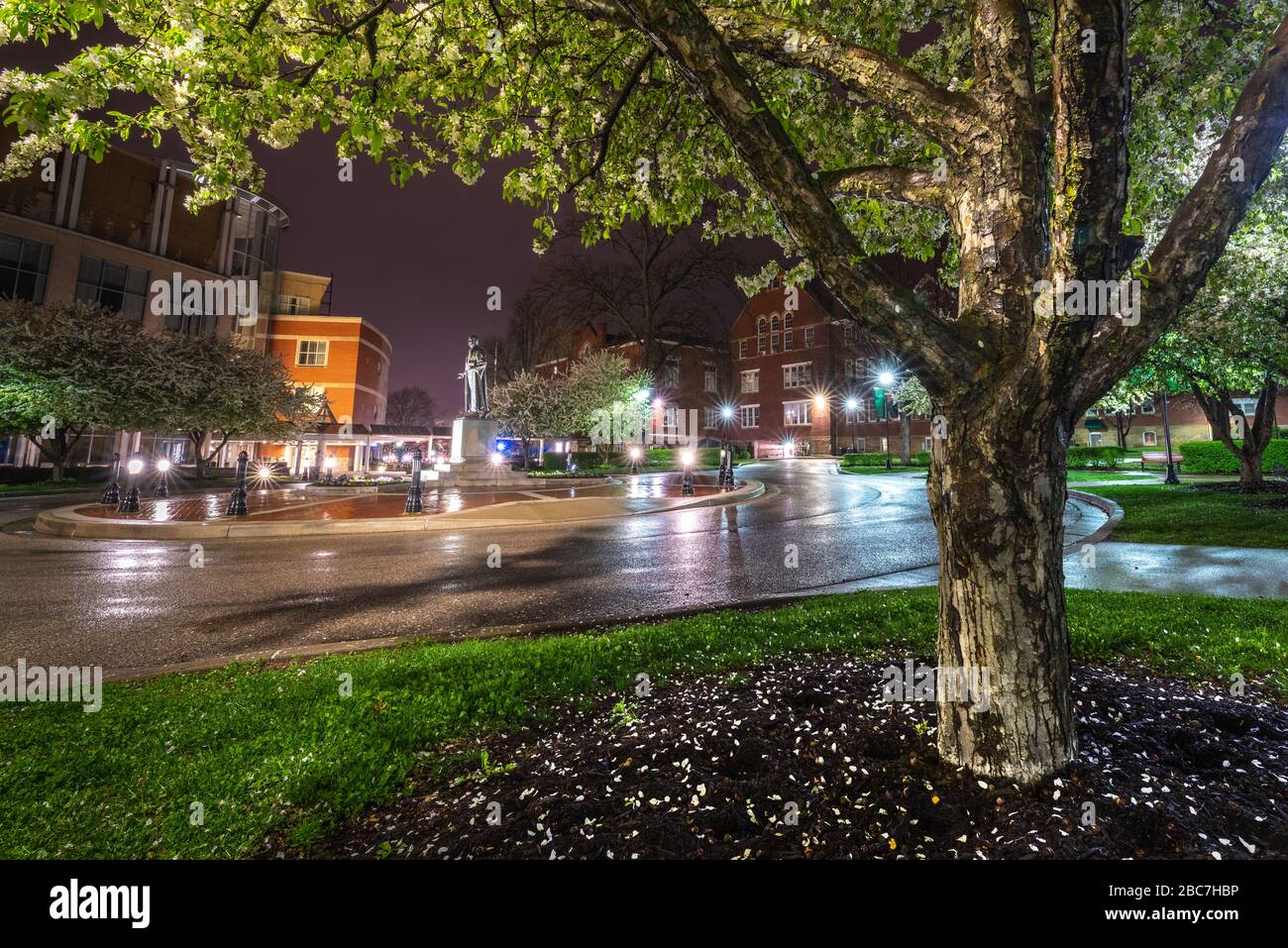 La statue de John Marshall est encadrée par un arbre de poire en fleurs la nuit sur le campus de l'Université Marshall à Huntington, en Virginie occidentale. Banque D'Images