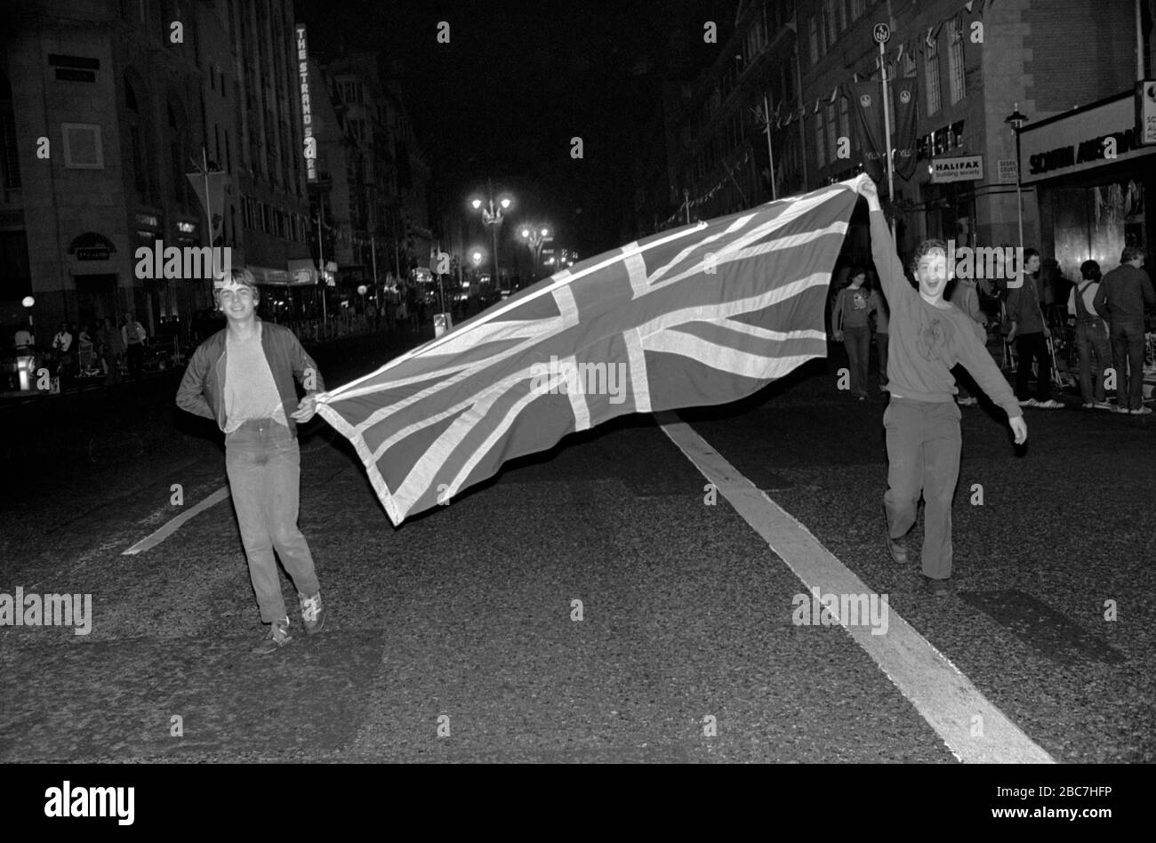 Mariage royal Prince Charles et Lady Diana Spencer mercredi 29 juillet 1981 Londres. Les jeunes qui volent le drapeau de l'Union Jack dans le Strand la nuit avant le mariage. 1980 ROYAUME-UNI HOMER SYKES Banque D'Images