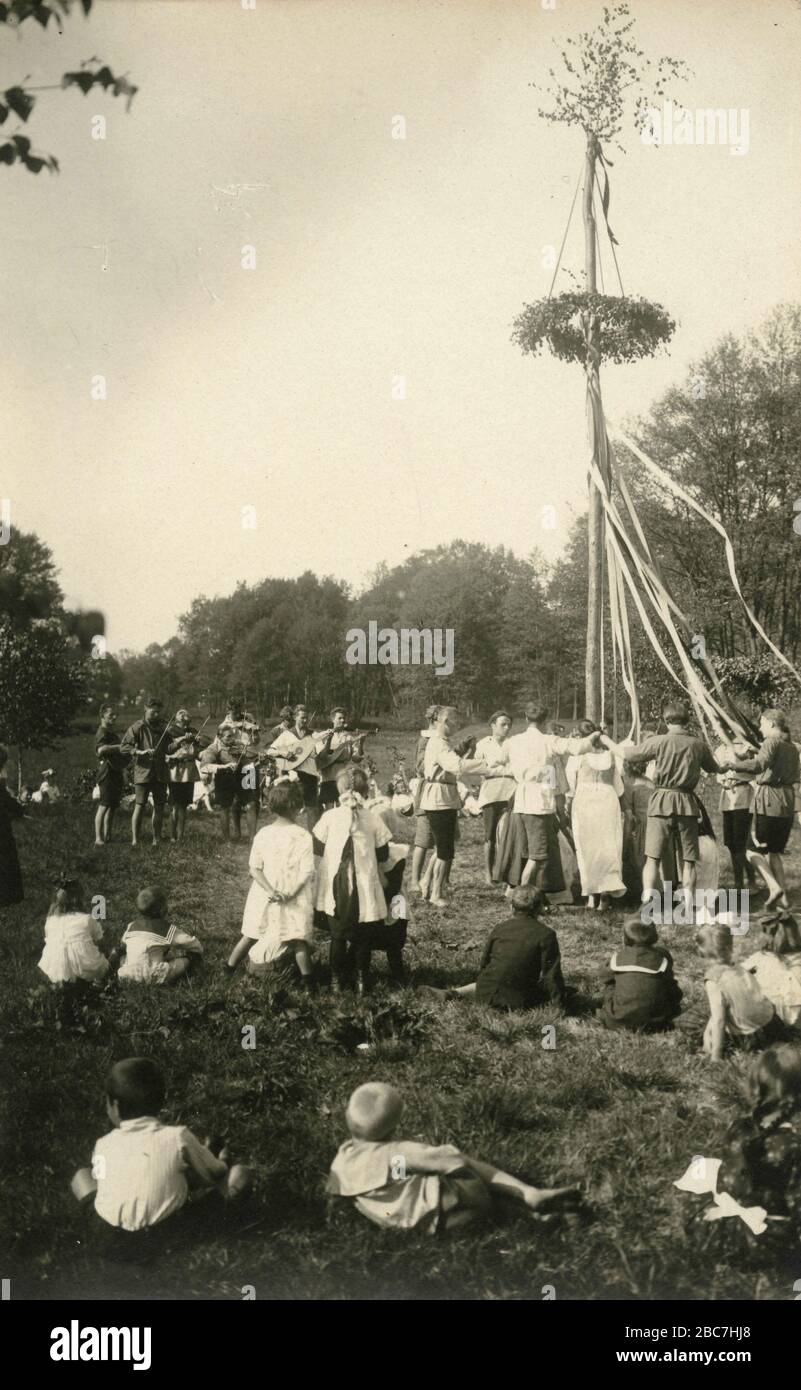 Des jeunes parturant à la fête du milieu de l'été dans la forêt, Suède 1927 Banque D'Images