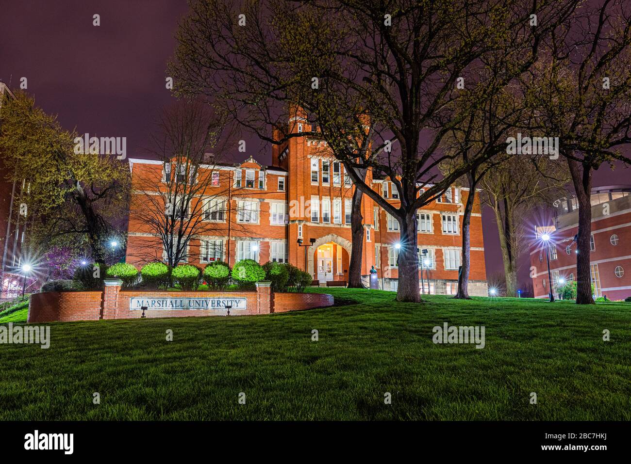 Une vue de face de Old Main éclairé la nuit sur le campus de l'Université Marshall à Huntington, en Virginie occidentale. Banque D'Images