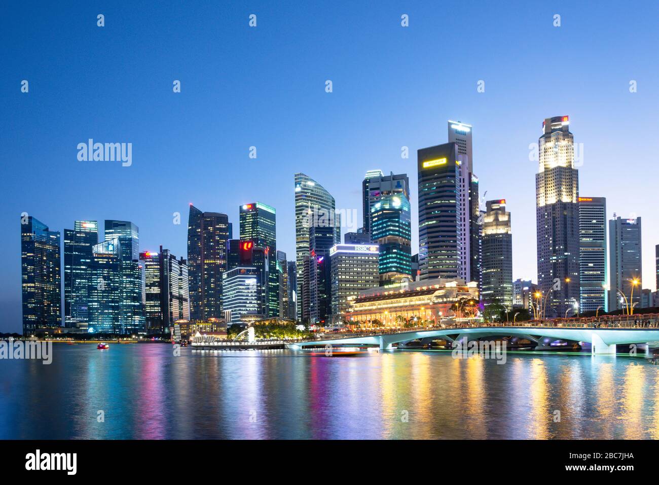 Quartier central des affaires (CBD) au crépuscule à travers Marina Bay, Downtown Core, Central Area, Singapour Banque D'Images