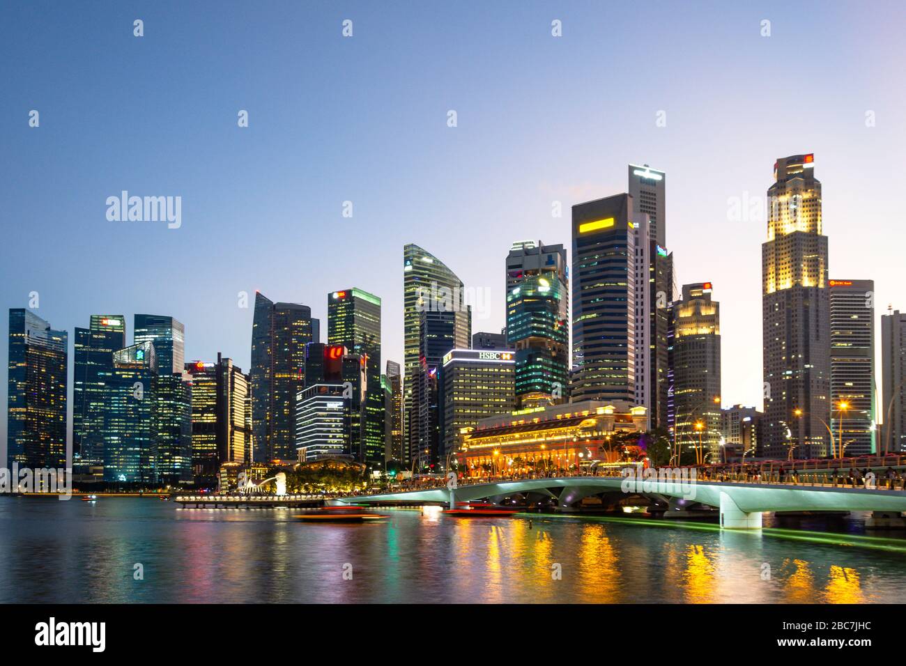 Quartier central des affaires (CBD) au crépuscule à travers Marina Bay, Downtown Core, Central Area, Singapour Banque D'Images