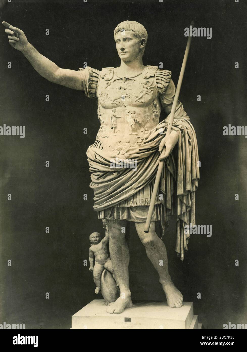 Augustus de Prima Porta, statue de portrait pleine longueur d'Auguste César, musées du Vatican, Rome, Italie des années 1920 Banque D'Images