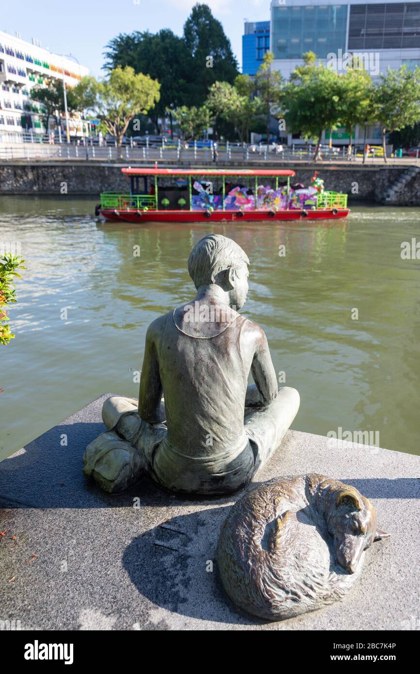Garçon avec statue de chien par la rivière de Singapour, Clarke Quay, quartier central, Singapour Banque D'Images