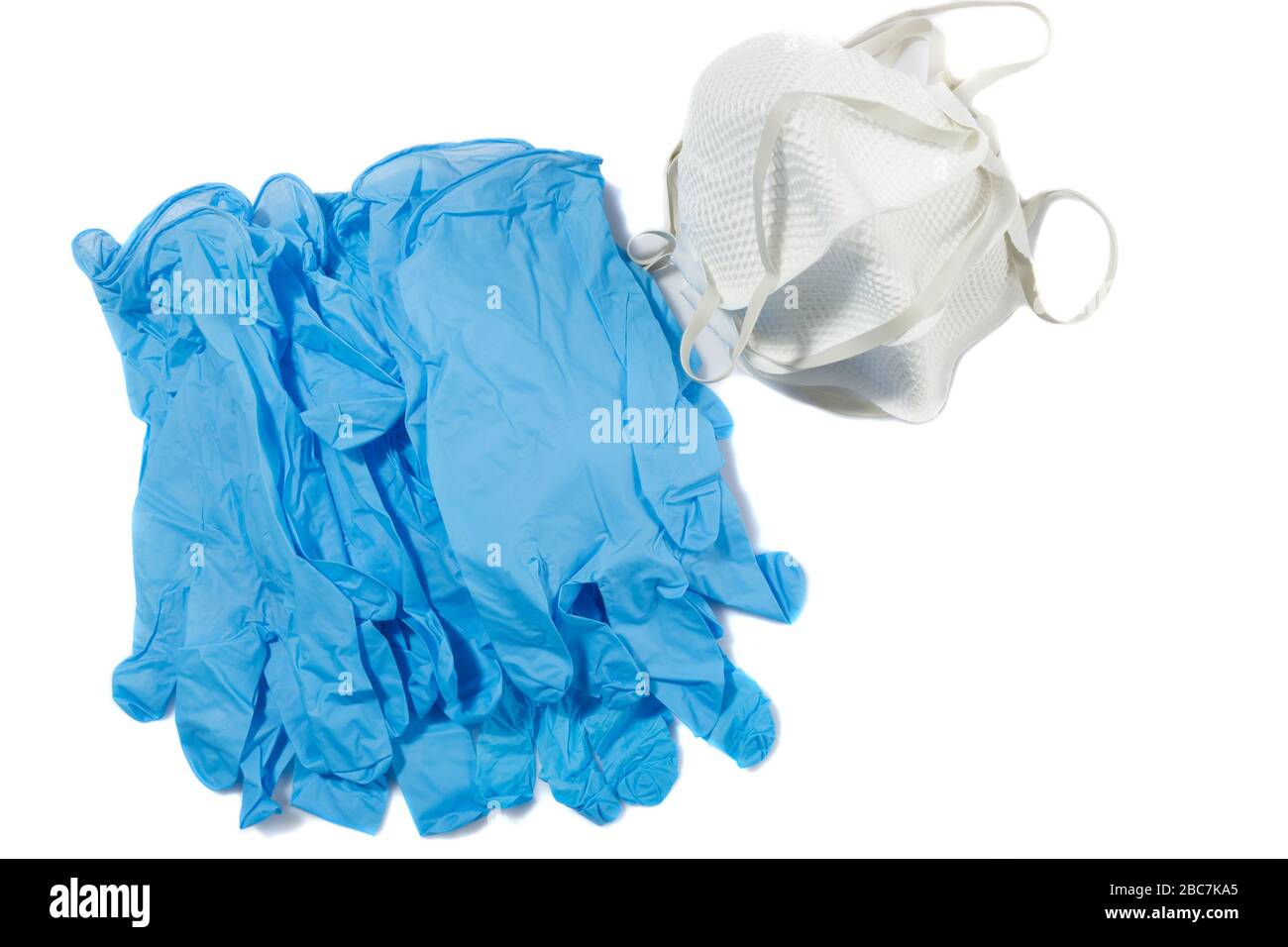 pile de gants médicaux bleus et de masques sur fond blanc Banque D'Images