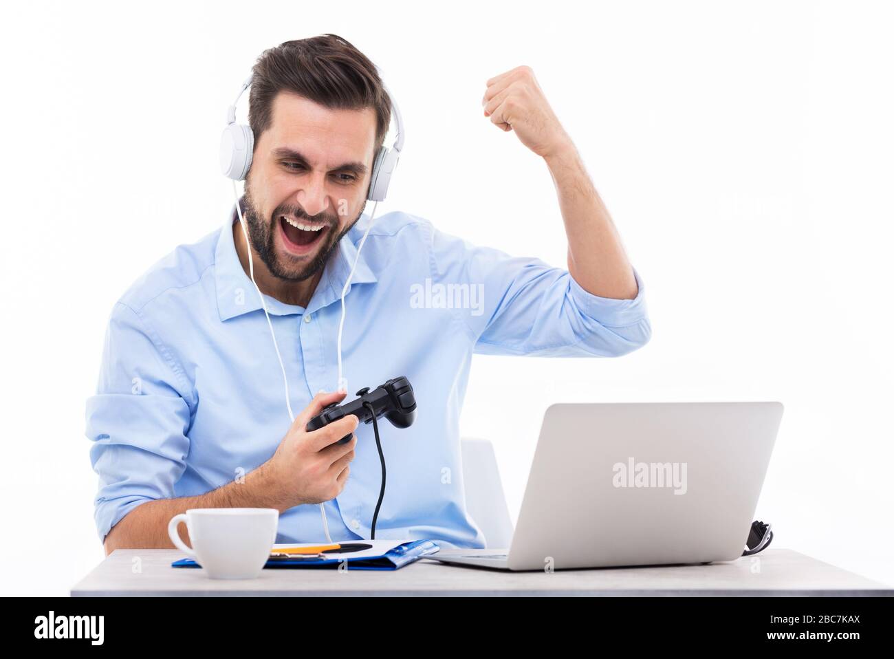 Homme excité jouant à des jeux vidéo Banque D'Images