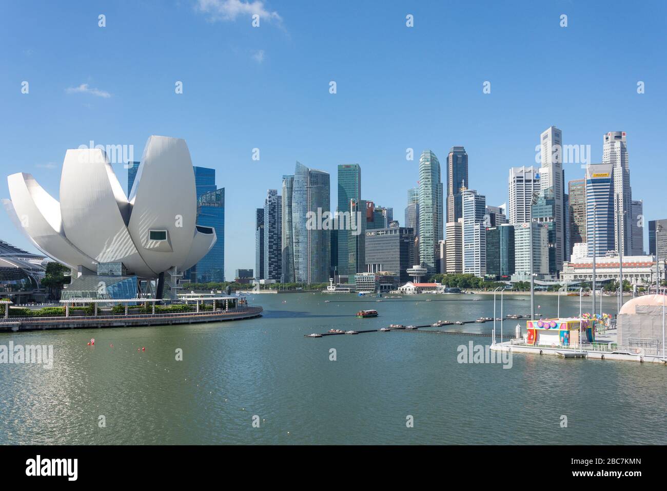 Gratte-ciel du centre-ville et Musée ArtScience de l'Esplanade, quartier des affaires central (CBD), centre-ville, quartier central, Singapour Banque D'Images