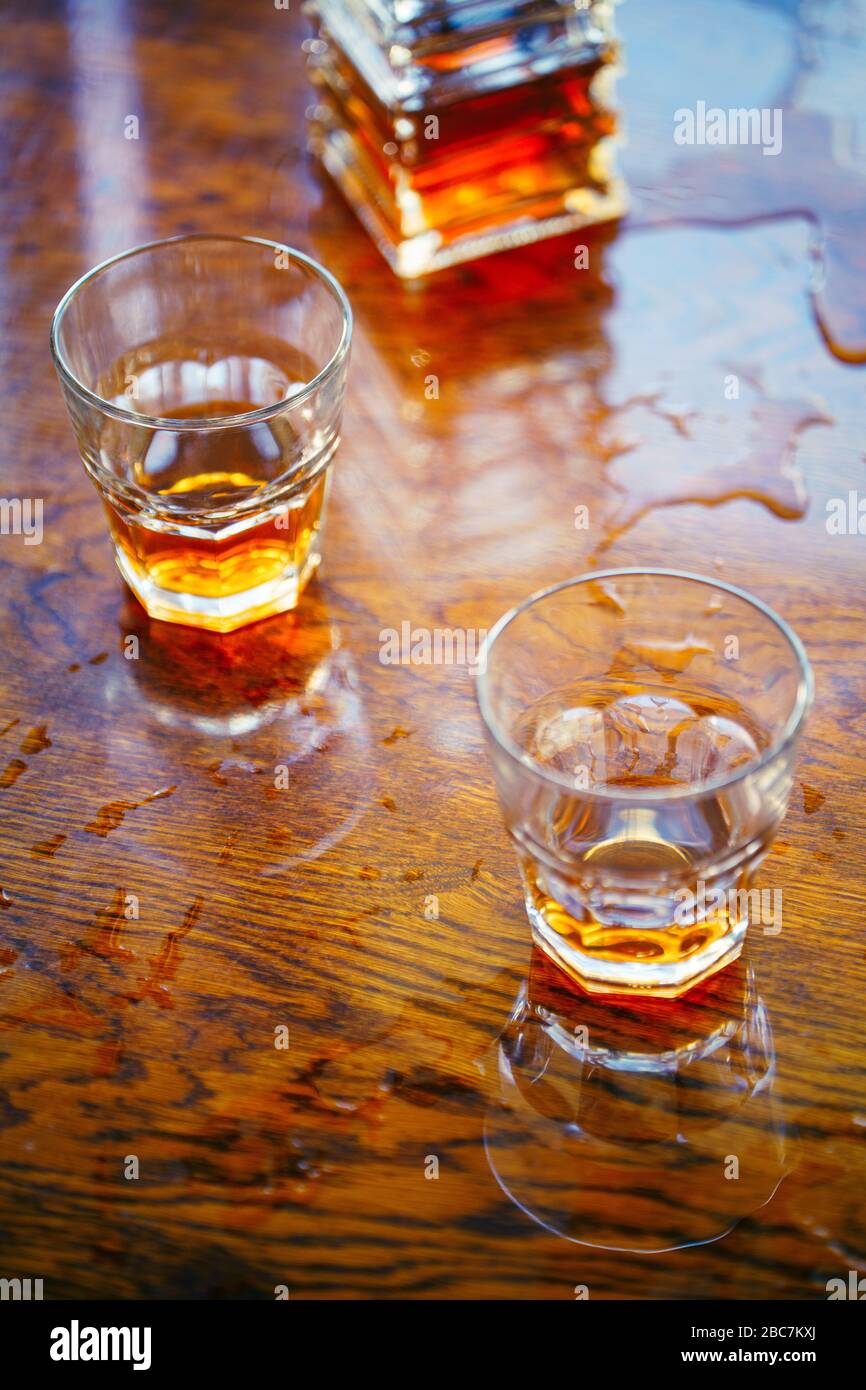 Carafe carrée à motif whisky avec deux verres sur une vue sur le dessus de la table vernie Banque D'Images
