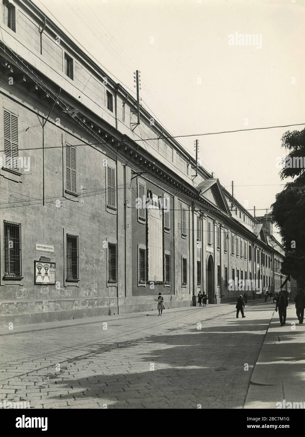 Vue sur le bâtiment de l'Université sur Corso Vittorio Emanuele, Pavie, Italie 1962 Banque D'Images