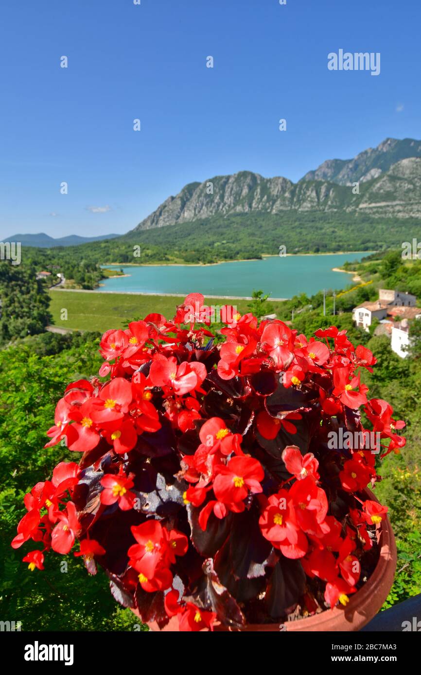 Vue panoramique sur le paysage de la région de Molise depuis la ville de Castel San Vincenzo Banque D'Images