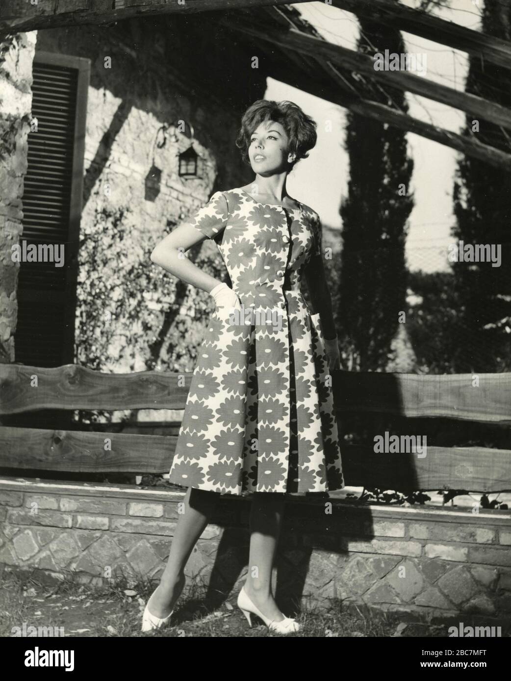 Mod le des ann es 60 pr sentant une tenue avec robe motif