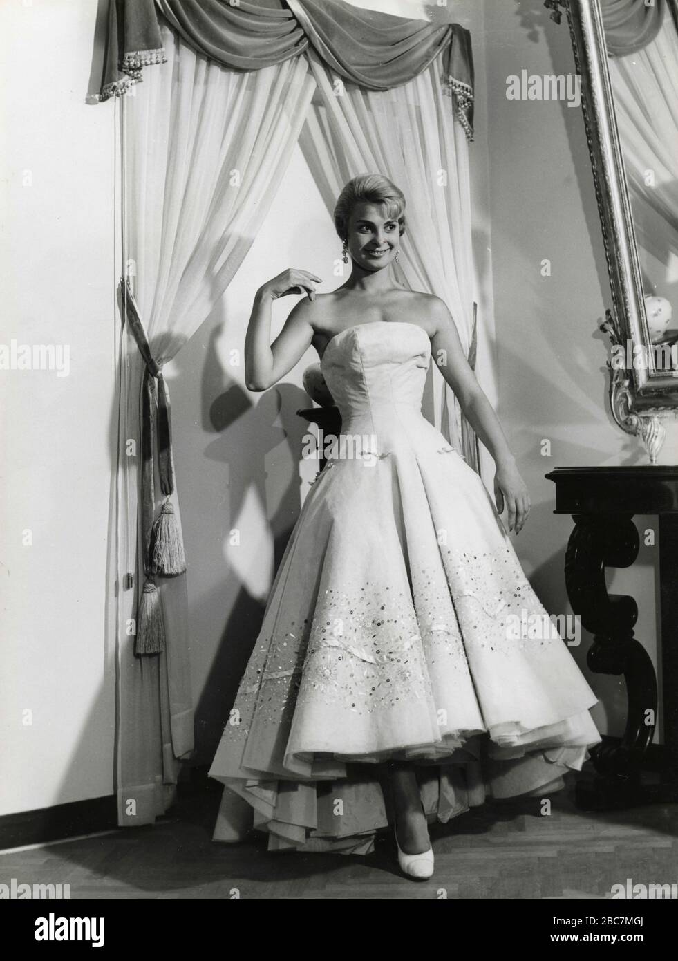 Modèle des années 60 présentant une tenue avec robe de mariage blanche,  Italie Photo Stock - Alamy