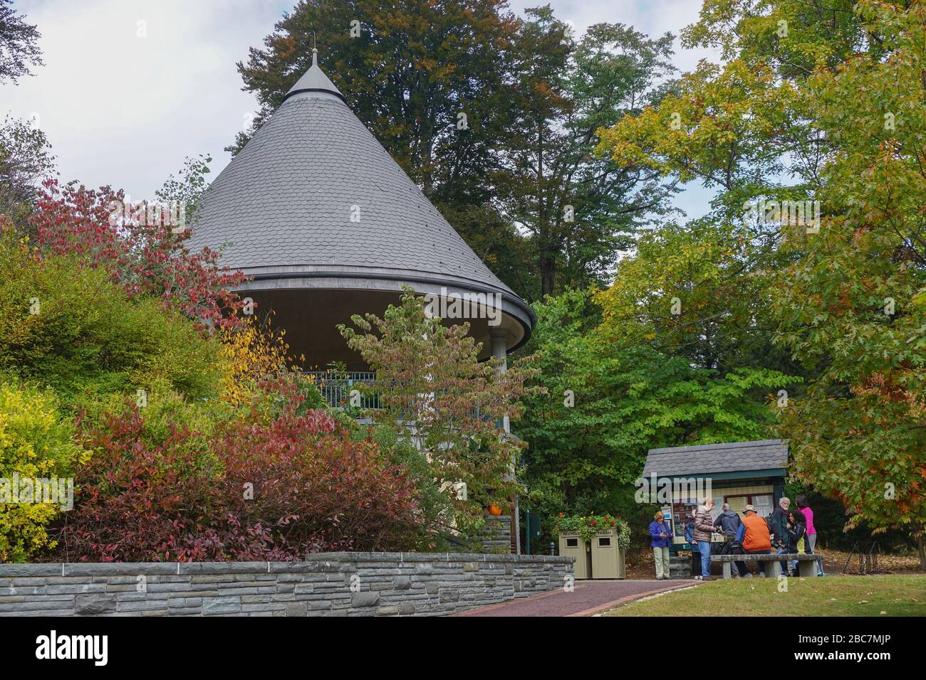 Milford, Pennsylvanie, États-Unis: Visiteurs à l'entrée de Gray Towers, ancienne maison de Gifford Pinchot, un lieu historique national. Banque D'Images