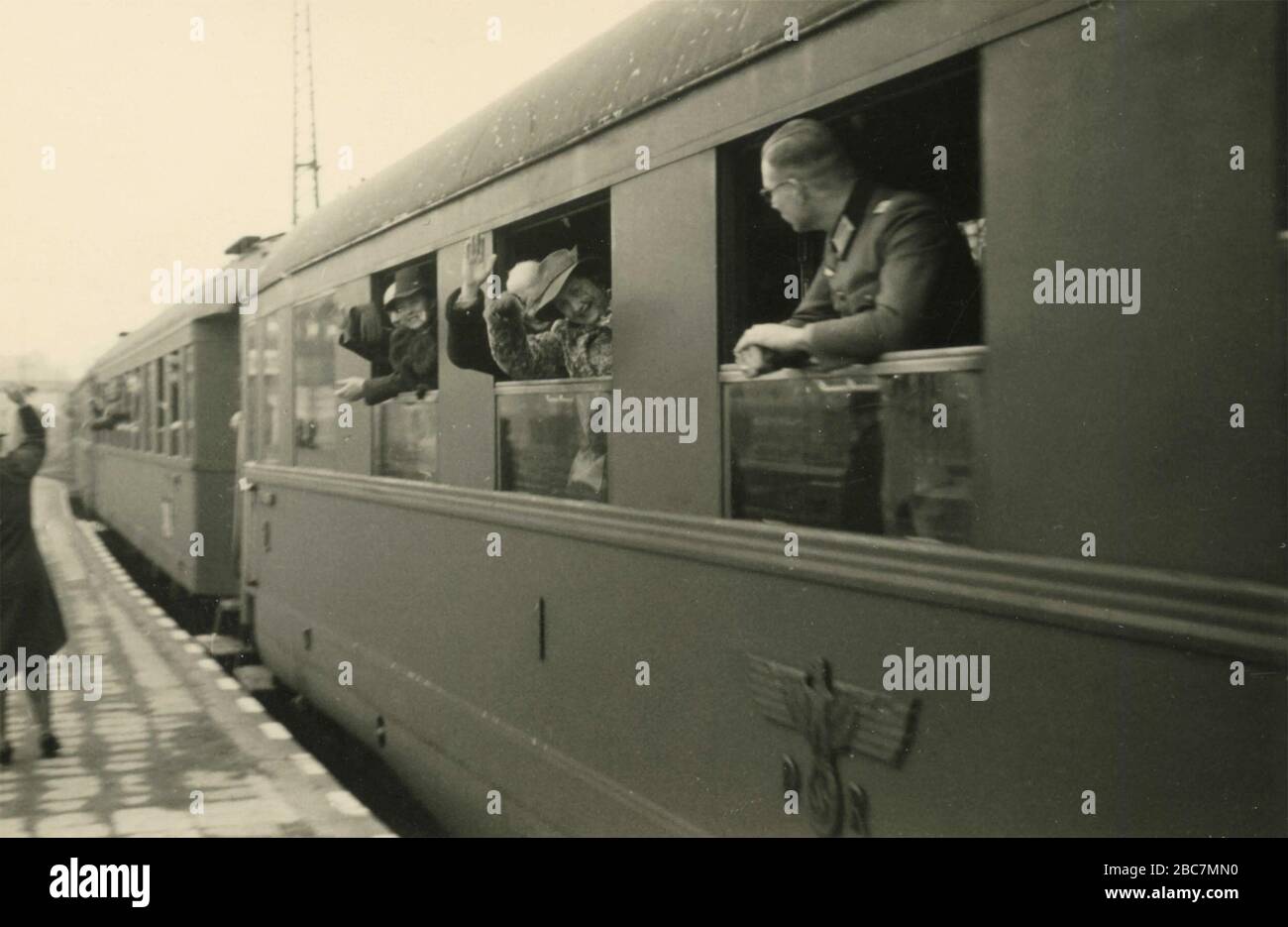 Le train part de la gare, Allemagne des années 1930 Banque D'Images