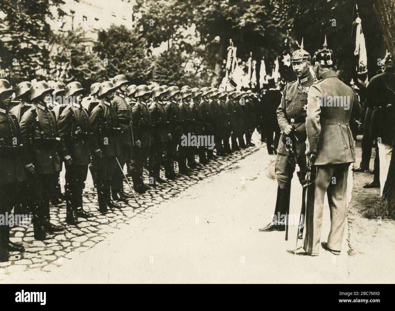 Wilhelm le prince héritier allemand et son frère le prince Eiftel Friedrich se rencontrent à Postdam, Allemagne, juillet 1925 Banque D'Images