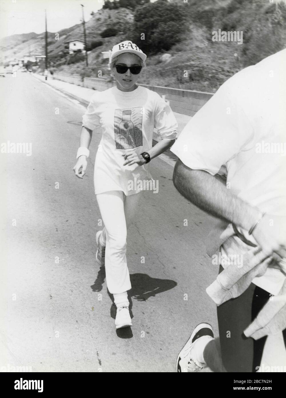 Chanteuse américaine et show girl Madonna jogging, Malibu, Cal, USA 1987 Banque D'Images