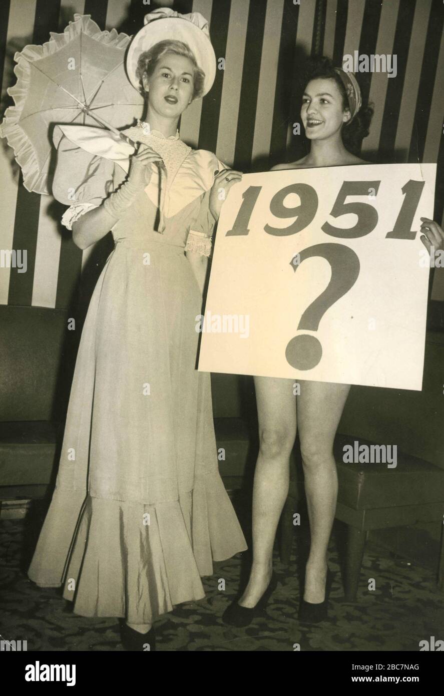 Modèles montrant une fille bien habillée au début des années 1900 et la question de ce que la mode sera en 1951, Etats-Unis 1951 Banque D'Images