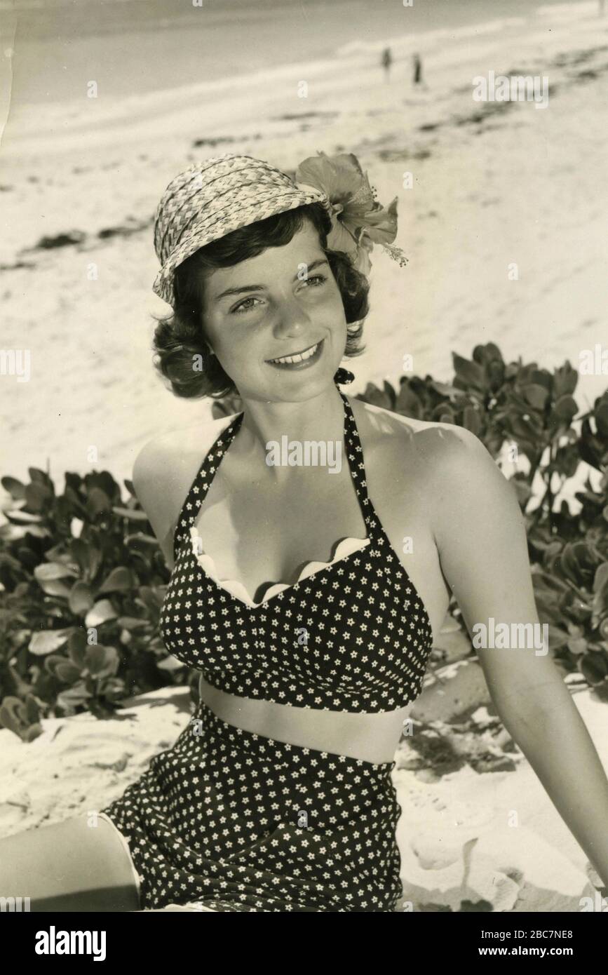 L'étudiant américain Geraldine Lane sport le nouveau casquette de cricket, USA 1950 Banque D'Images