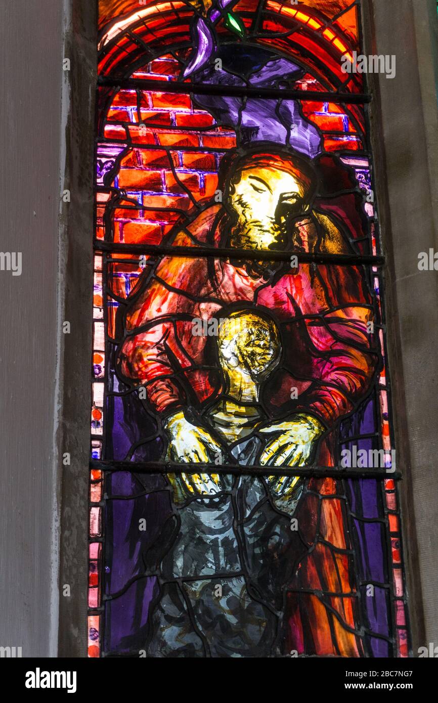 La fenêtre Memorial, le fils prodigal, au compositeur Benjamin Britten, par l'artiste John Piper, l'église St Pierre et St Paul, Aldeburgh, Suffolk, Royaume-Uni Banque D'Images