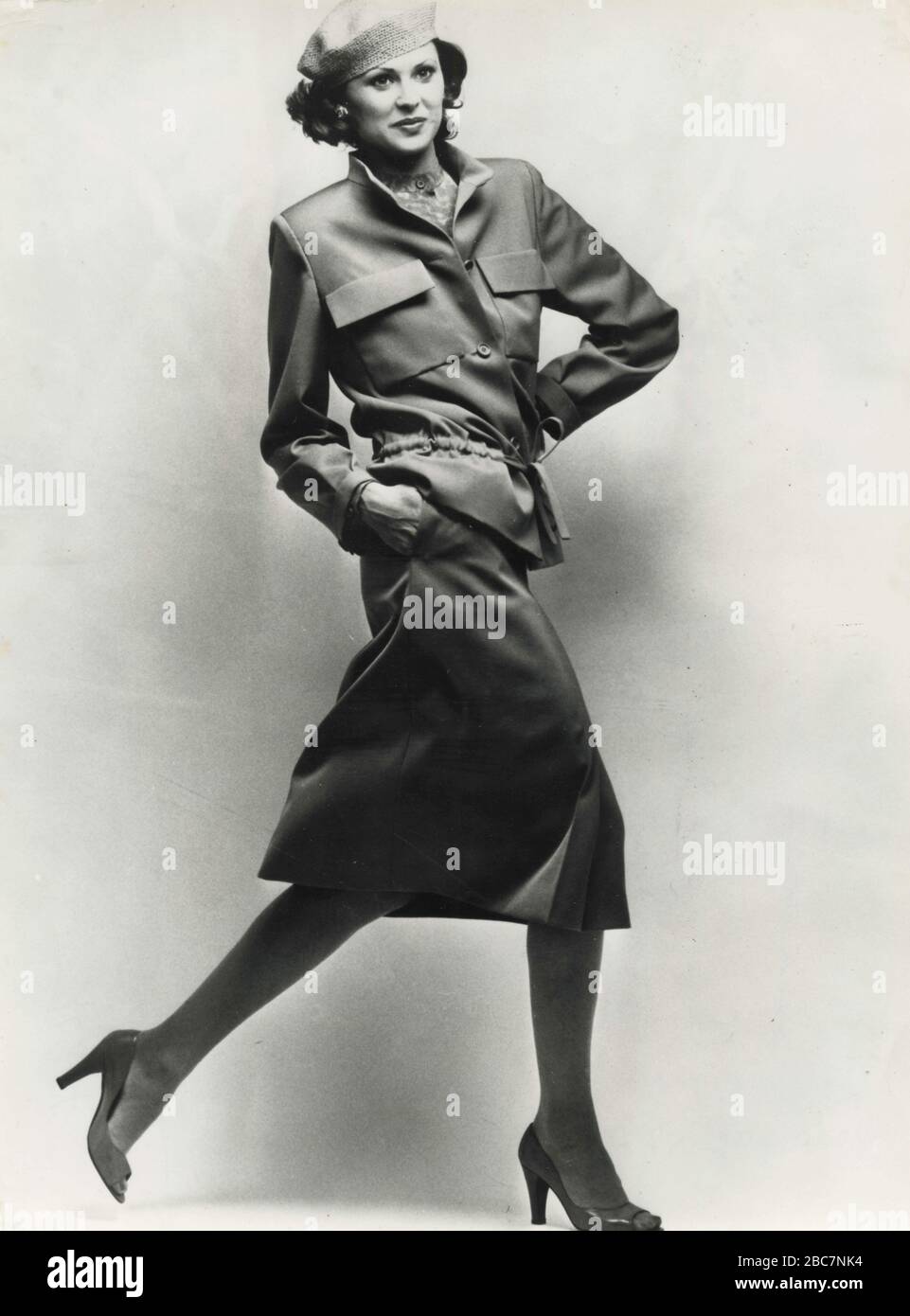 Modèle portant une chemise avec jupe plissée par Christian Dior, Paris, France 1976 Banque D'Images