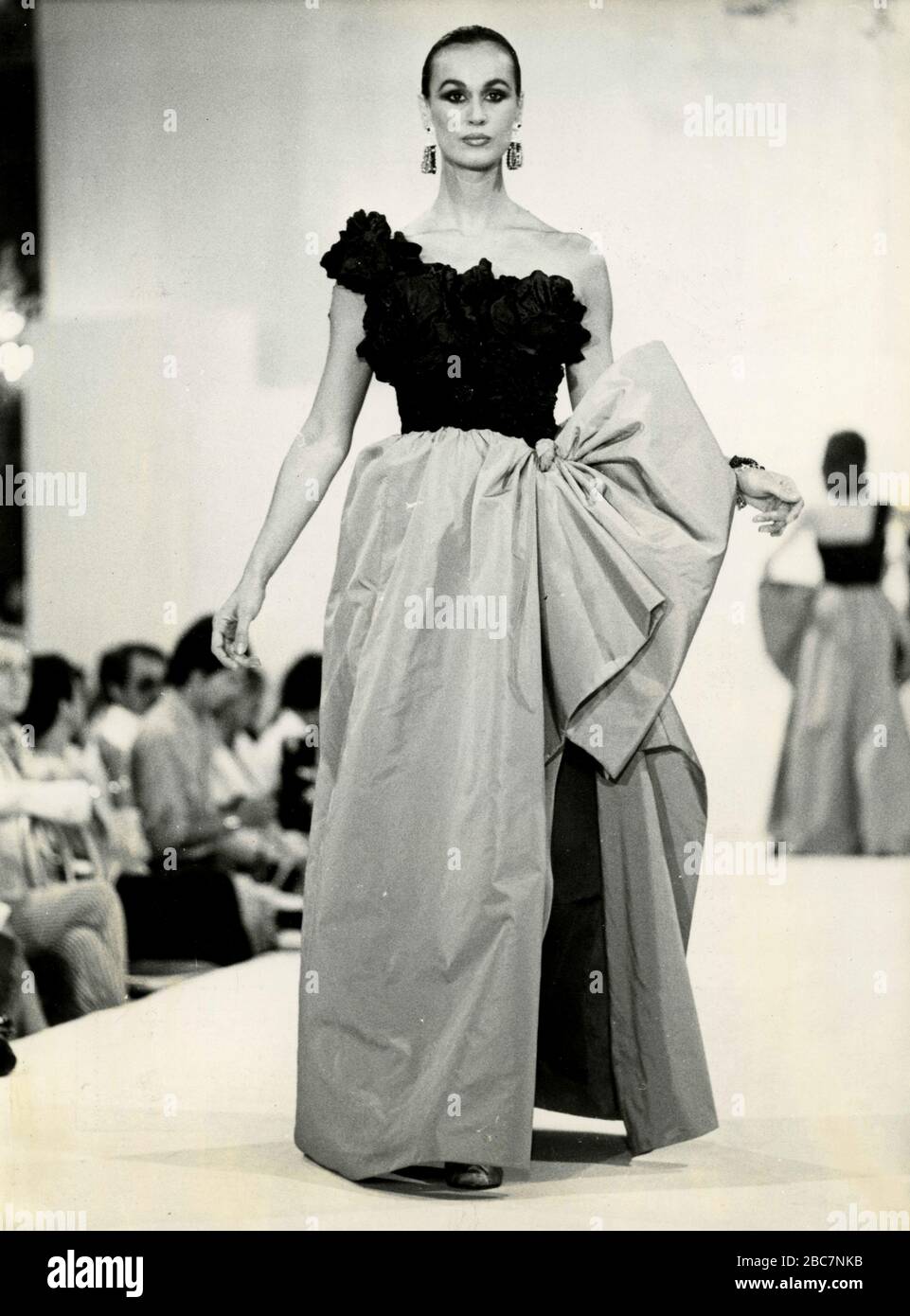 Modèle portant une robe drapée par Valentino, Rome, Italie 1982 Banque D'Images