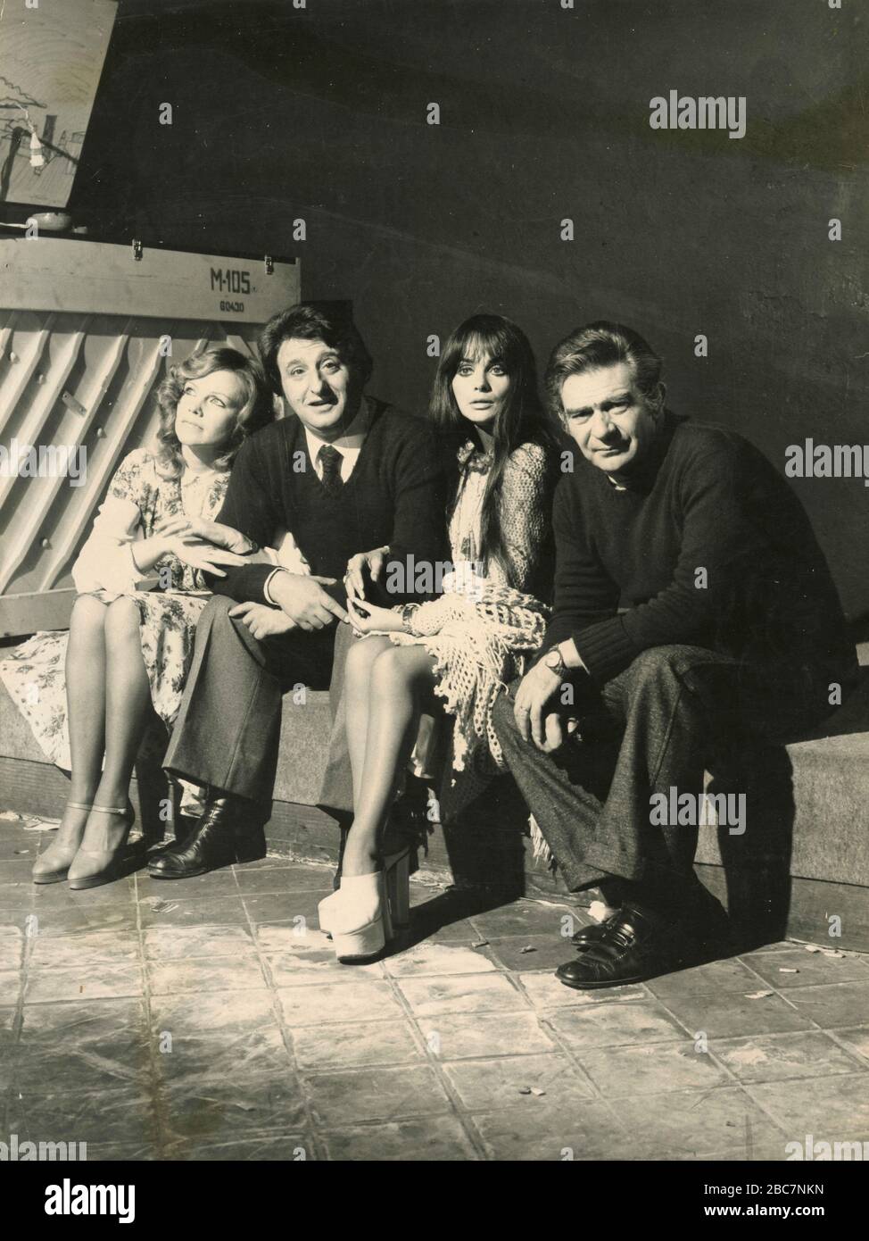 Acteurs italiens Rosemary Lindt, Gastone Pescucci, Marisa Solinas, et Giancarlo Leone, à la première du spectacle l'Esorcosimo, Italie 1974 Banque D'Images