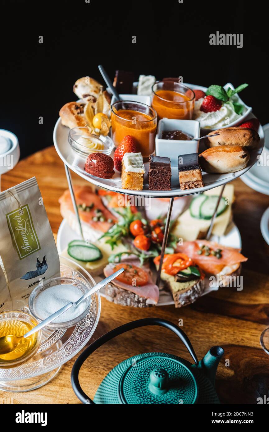 Table en bois avec thé traditionnel, gâteau, fruits, bonbons, table de dessert à la fête d'anniversaire, bonbons pour la fête de la douche de bébé. Banque D'Images