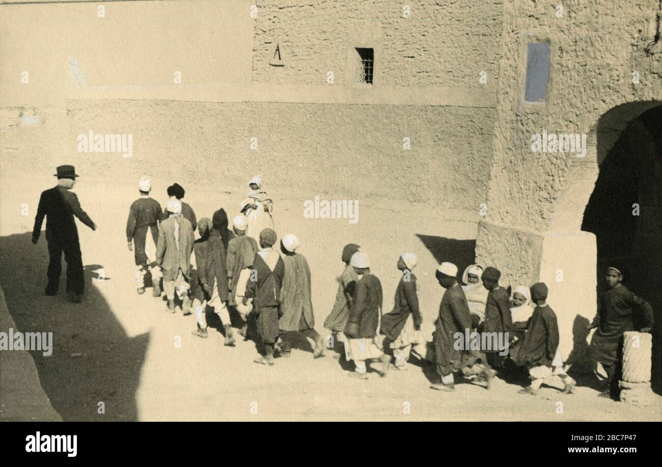 Enfants à la sortie de l'école, Ghadames, Libye années 1930 Banque D'Images