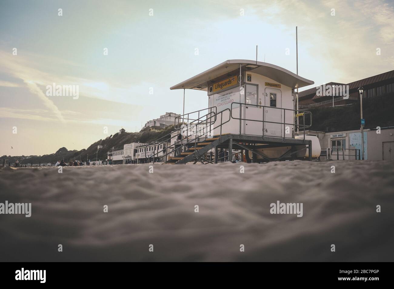 Refuge de sauveteur sur la plage de Bournemouth, Angleterre Banque D'Images