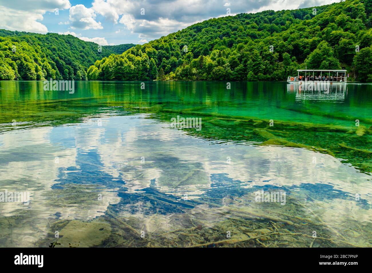Un voyage en bateau sur un lac calme et clair au parc national des lacs de Plitvice, Croatie, Europe. Mai 2017. Banque D'Images