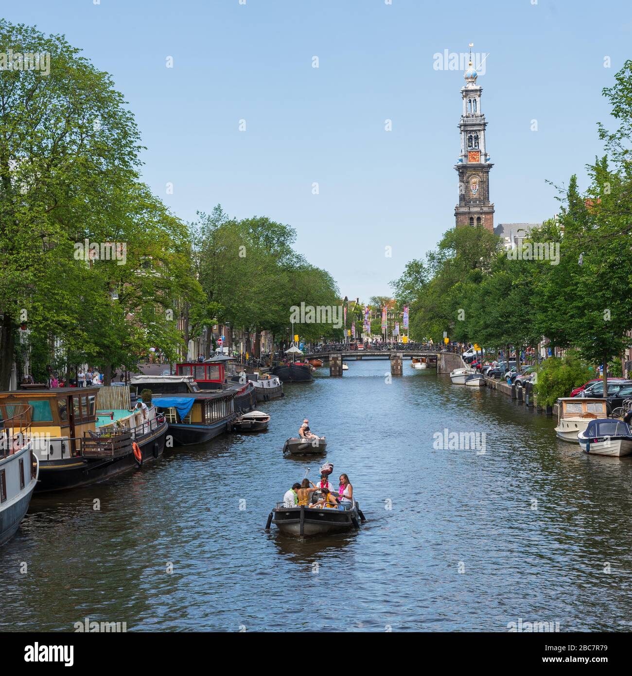 Amsterdam, Pays-Bas -- 29 juillet 2019. Photo des gens qui s'amusent pendant qu'ils naviguent le long des beaux canaux d'Amsterdam. Banque D'Images