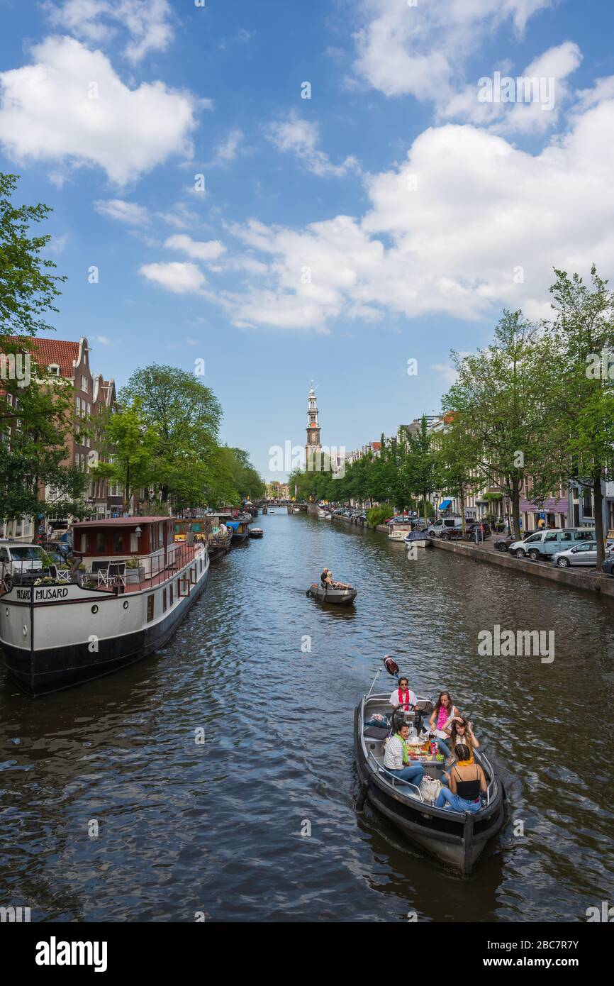 Amsterdam, Pays-Bas -- 29 juillet 2019. Photo verticale grand angle de personnes naviguant sur les beaux canaux d'Amsterdam. Banque D'Images