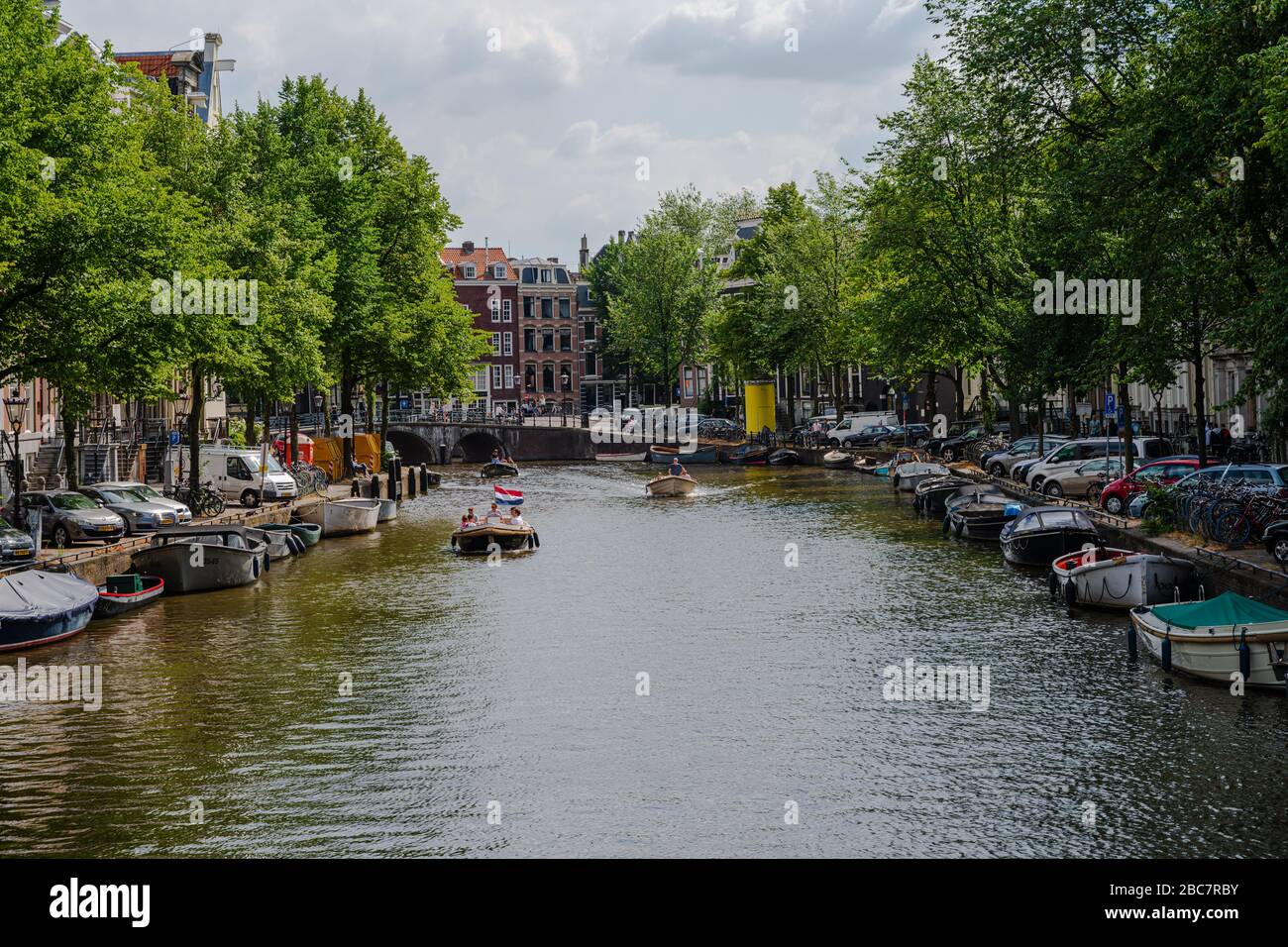 Amsterdam, Pays-Bas -- 29 juillet 2019. Photo de personnes naviguant sur l'un des nombreux beaux canaux d'Amsterdam l'après-midi d'été. Banque D'Images