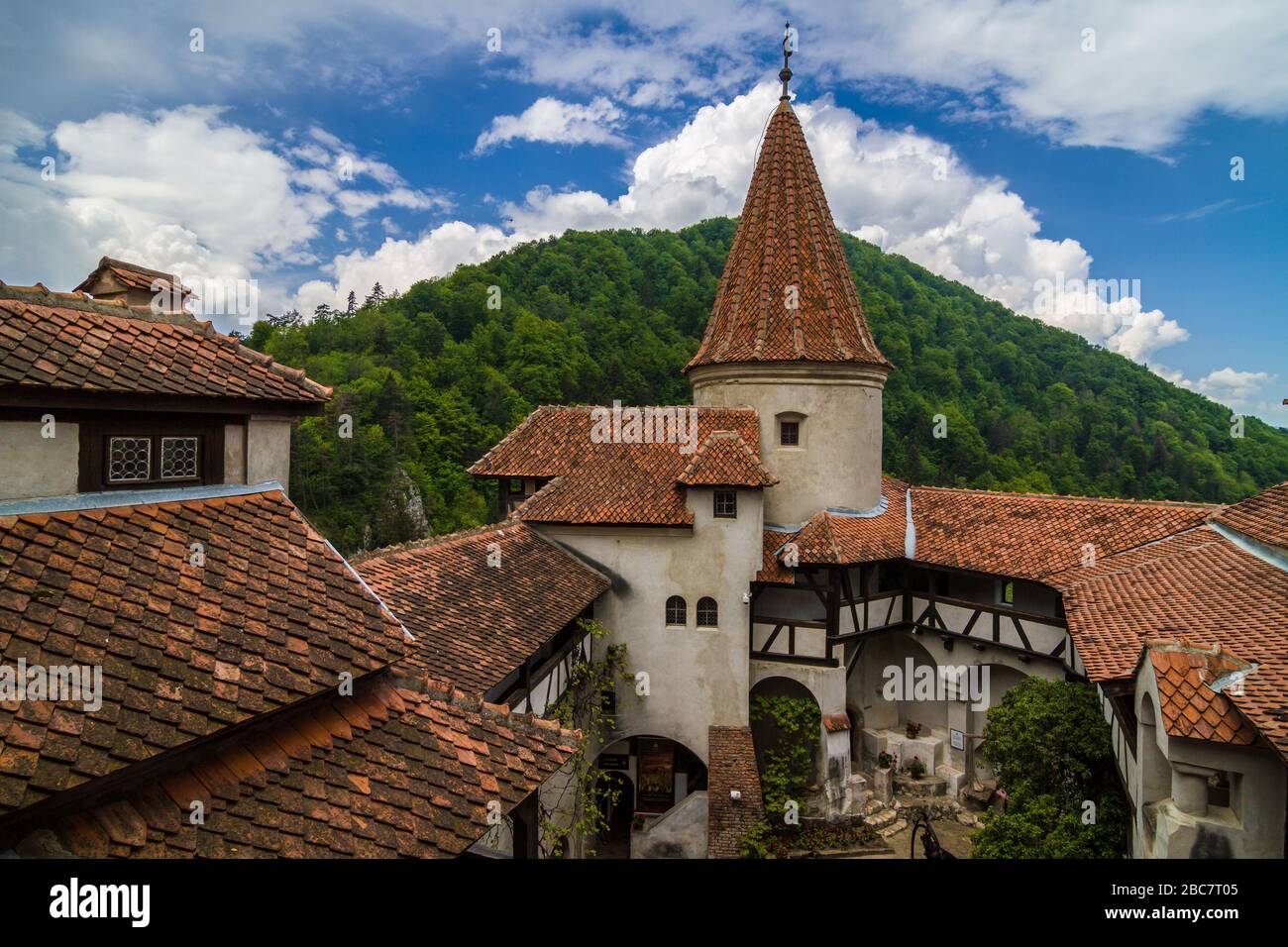 Son / Roumanie - 10 mai 2019: Château médiéval de earl Vlad Dracula à Bran. Château de Dracula, Brasov, Transylvanie. Point de repère de voyage le plus visité. Banque D'Images