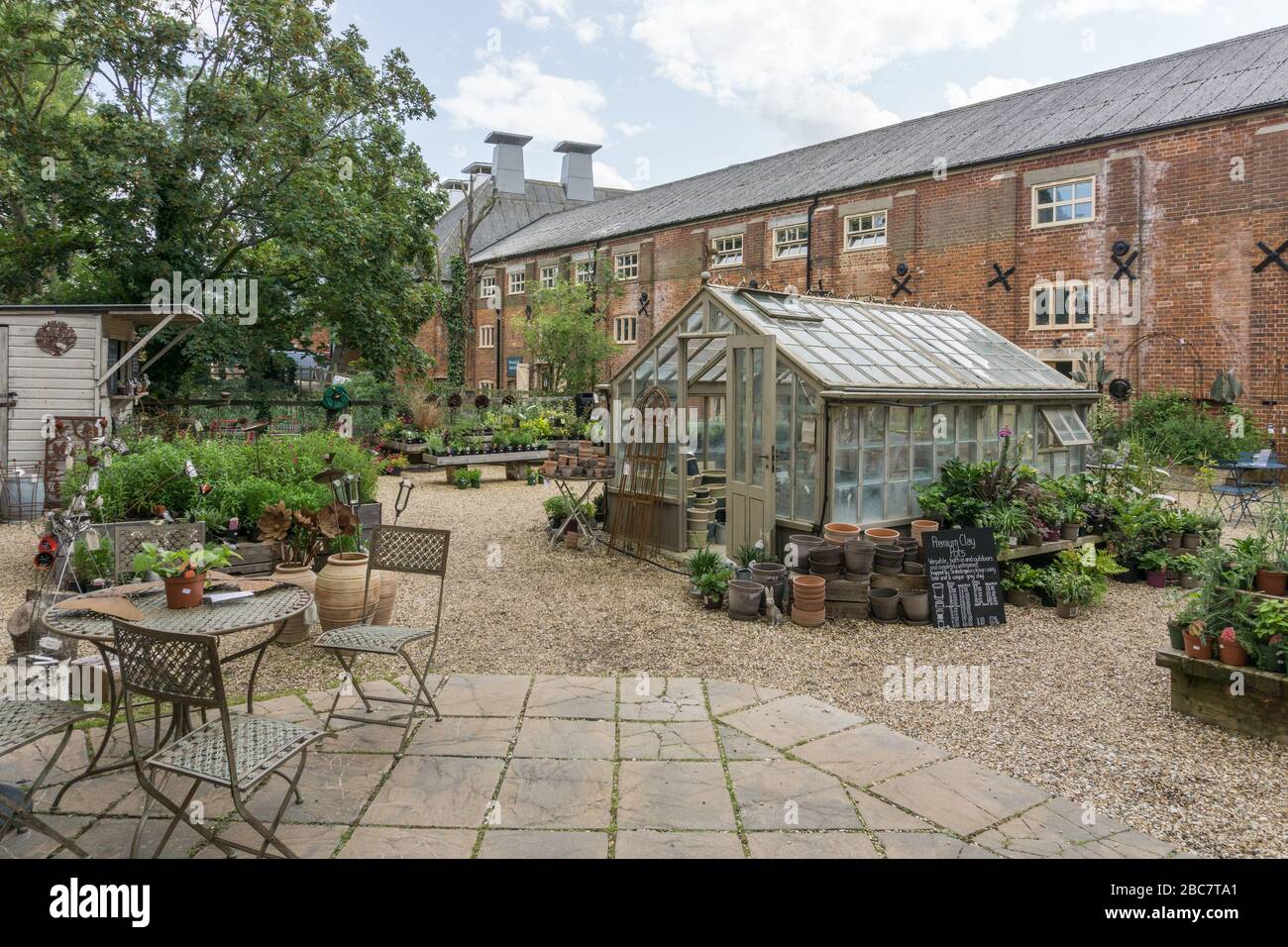 Le centre du jardin de la cour, qui fait partie de la boutique House&Garden, à Sracé Maltings, Suffiolk, Royaume-Uni Banque D'Images