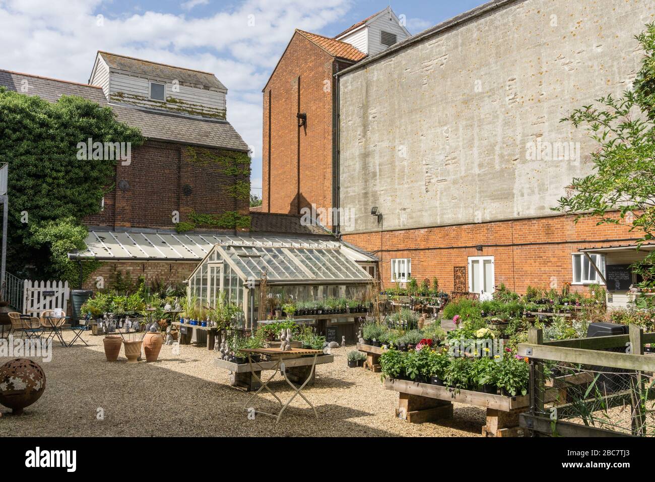 Le centre du jardin de la cour, qui fait partie de la boutique House&Garden, à Sracé Maltings, Suffiolk, Royaume-Uni Banque D'Images