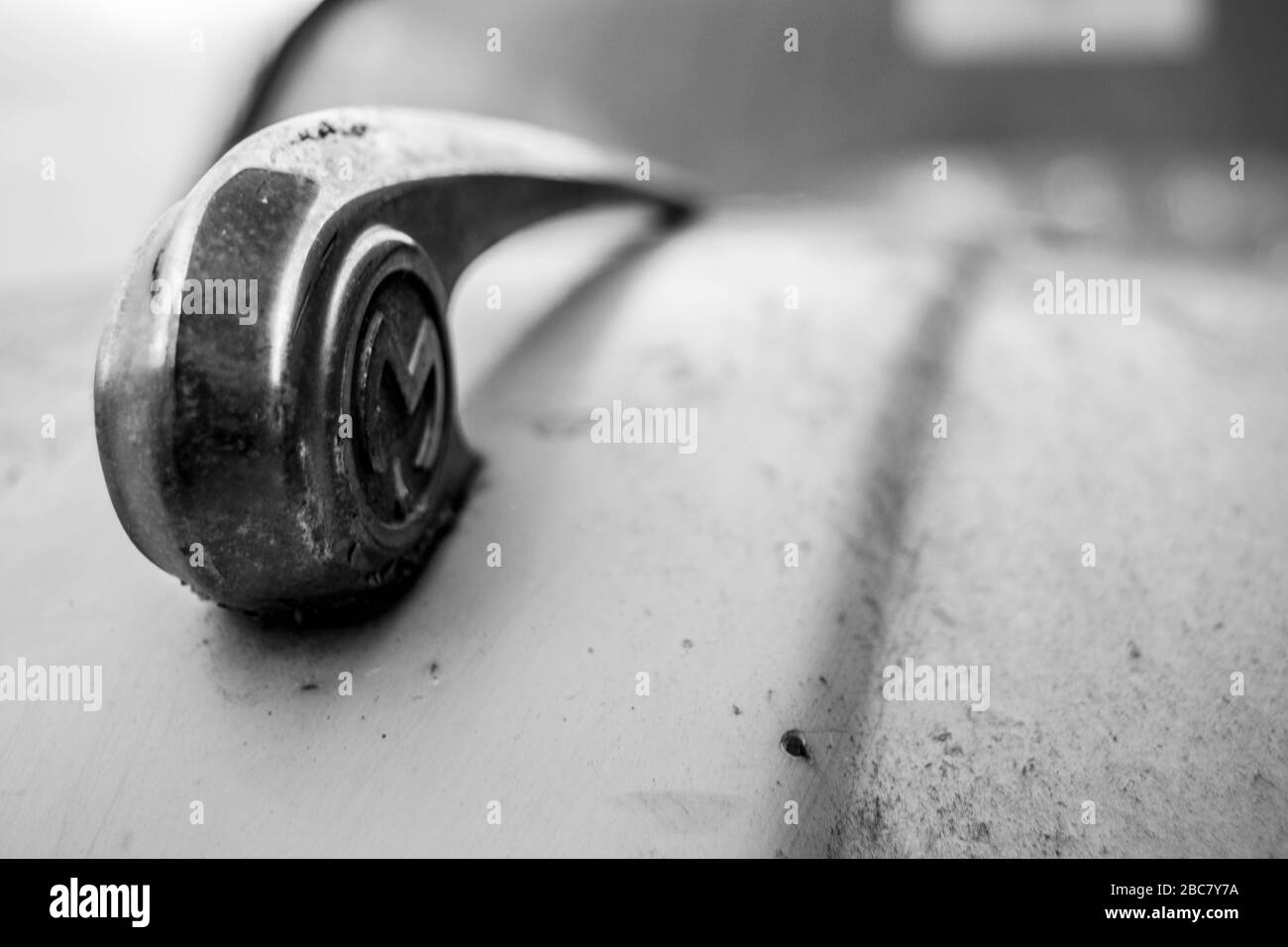 Une clôture de l'ornement de la capuche d'une voiture classique avec une faible profondeur de champ Banque D'Images