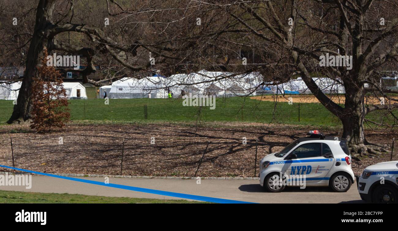 Une voiture NYPD patrouille le périmètre de sécurité de l'hôpital de campagne placé dans Central Park par Samaritan's Purse pour traiter les coronavirus ou les patients covid-19 Banque D'Images