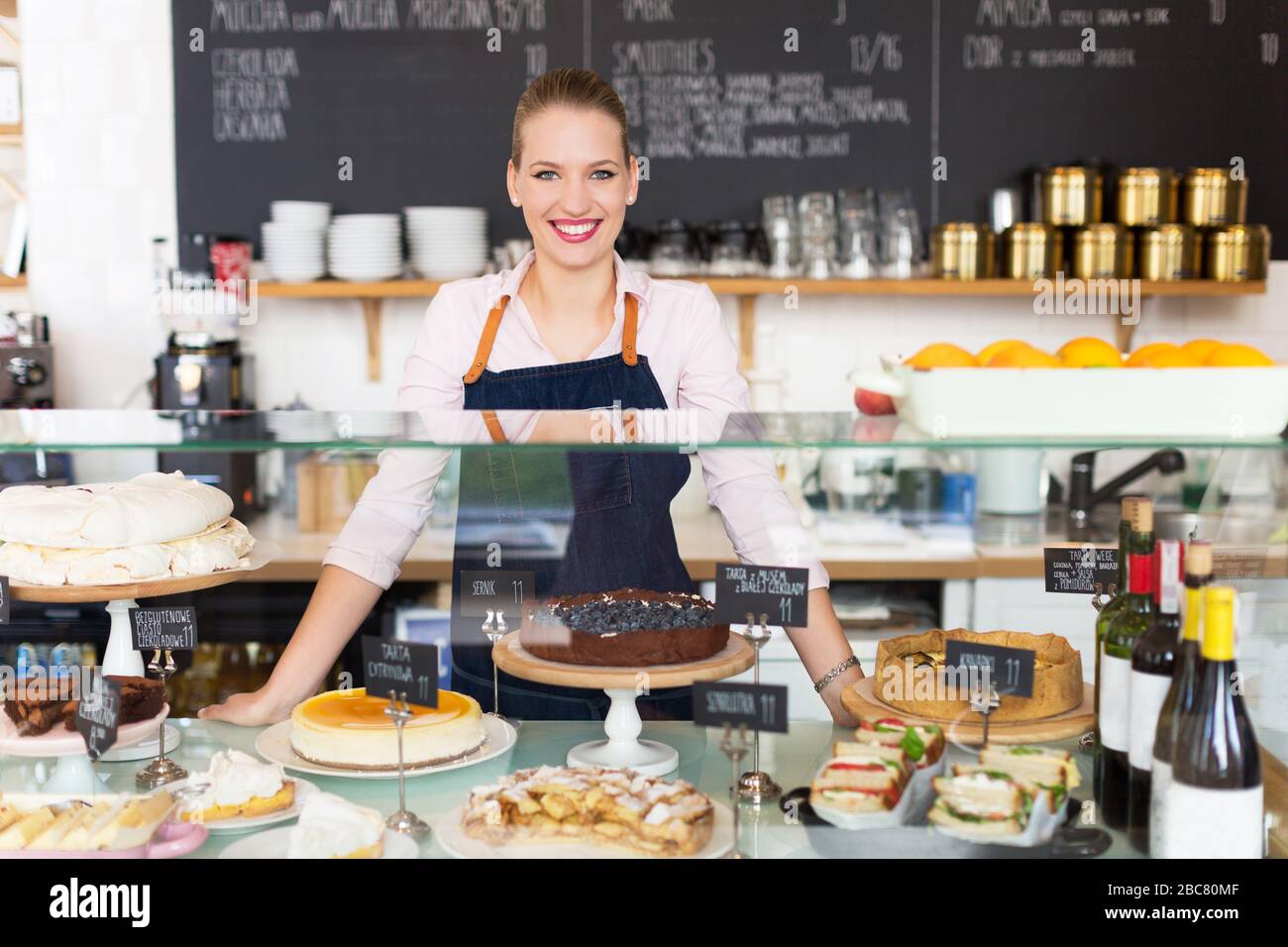 Fière jeune femme propriétaire de café Banque D'Images