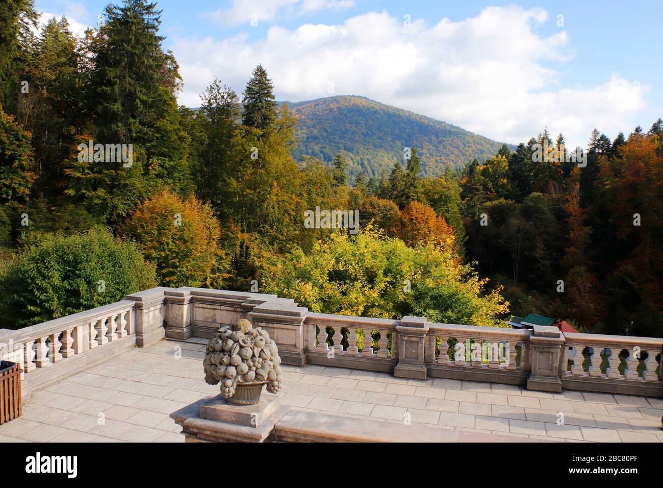 Montagnes Carpates du château de Peles à Sinaia, comté de Prahova, Roumanie Banque D'Images