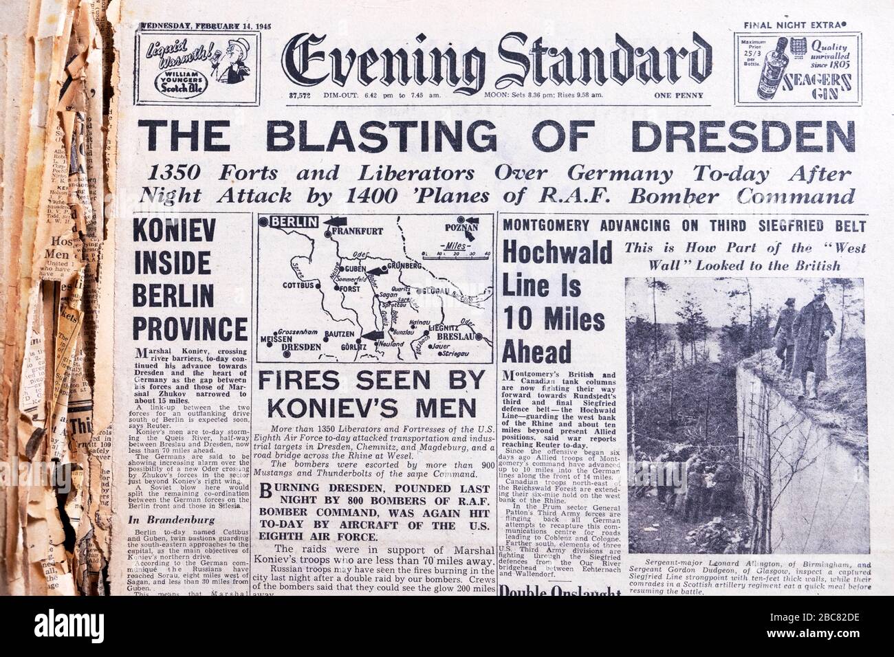 'The Blasting of Dresden' Evening Standard deuxième Guerre mondiale titre du journal britannique vintage le 14 février 1945 à Londres Angleterre Grande-Bretagne Royaume-Uni Banque D'Images