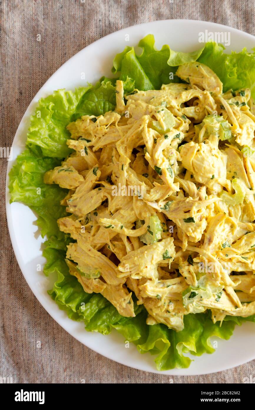 Salade de poulet au couronnement maison sur une plaque blanche, vue sur le dessus. Couche plate, de dessus, en hauteur. Gros plan. Banque D'Images