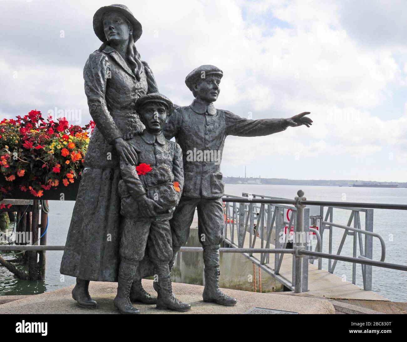 Statue de Jeanne Rhynhan de 'Annie' Moore et de ses deux frères à Cobh. Banque D'Images