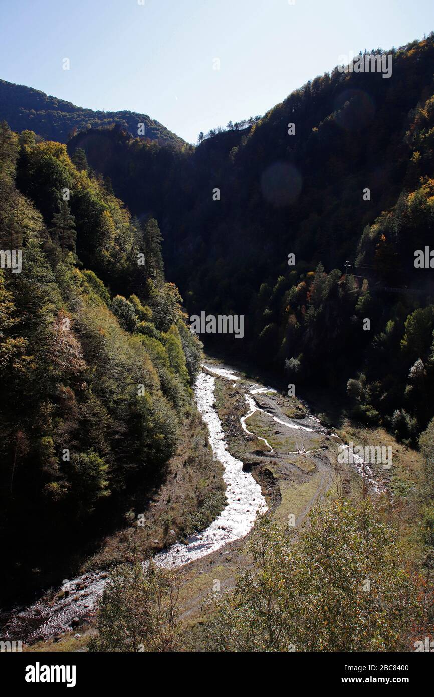 Rivière vue depuis Transfagarasan Road croisement des montagnes Carpates en Roumanie Banque D'Images