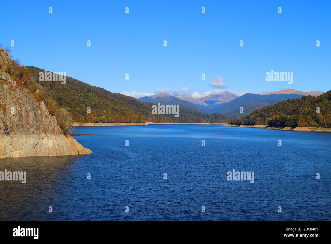 Lac de Vidraru dans le massif de Fagaras, montagnes de Carpates par route transfagarasan, Roumanie Banque D'Images