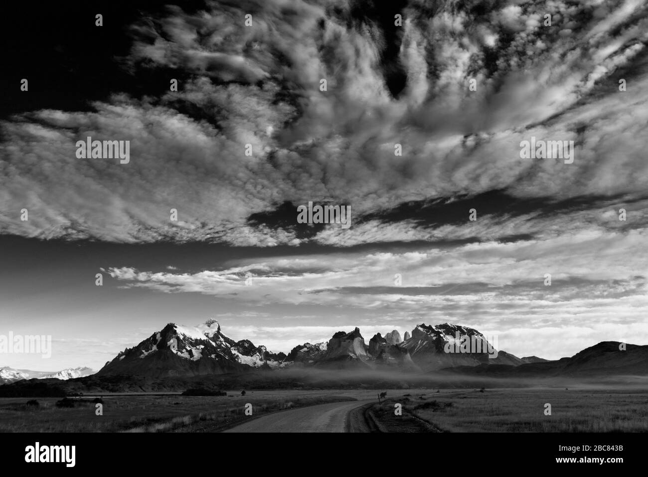 Vue sur le Cerro Paine Grande et la Cordillera de Paine, Torres de Paine, la région de Magallanes, Patagonia, Chili Banque D'Images
