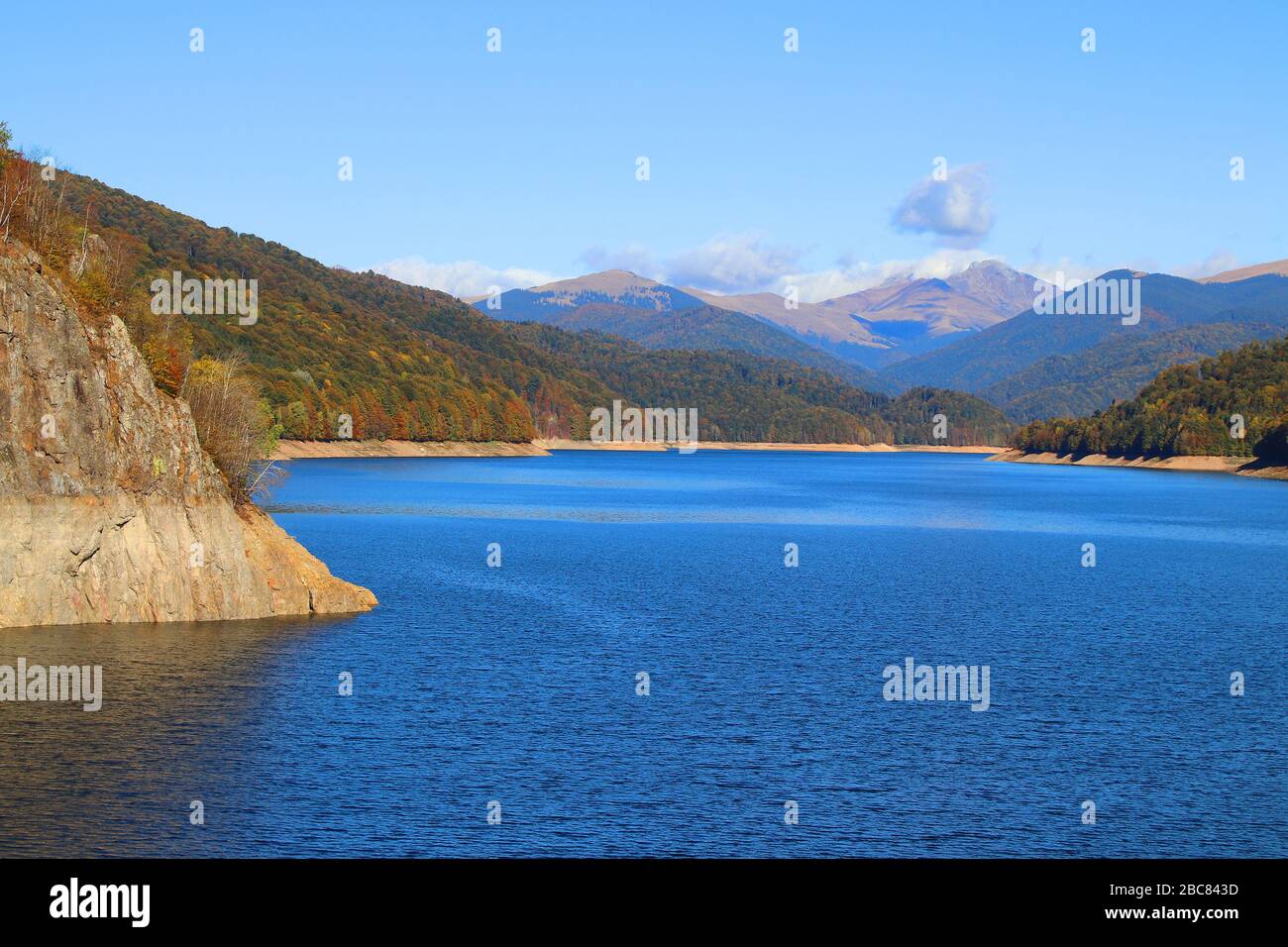 Lac de Vidraru dans le massif de Fagaras, montagnes de Carpates par route transfagarasan, Roumanie Banque D'Images