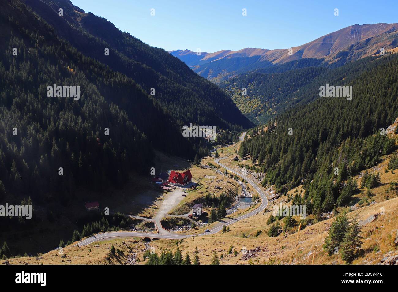 Le passage Transfagarasan est le passage au-dessus des montagnes de Carpates en Roumanie et est l'une des routes de montagne les plus spectaculaires au monde Banque D'Images